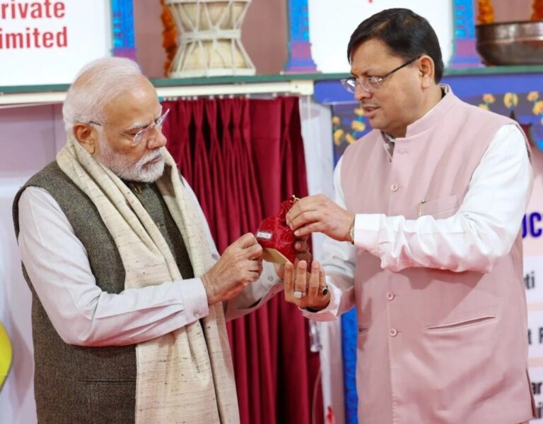 उत्‍तराखंड की 5 सीटों पर कमल खिलता देख सूबे के मुखिया फूले नहीं समाए और पीएम नरेंद्र मोदी को लेकर बड़ी बात कह दी।