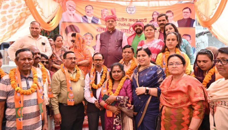 लोकसभा चुनाव प्रचार अभियान के तहत मसूरी विधानसभा में हुआ सामाजिक समरसता सम्मेलन, वाल्मीकि समाज के सैकडो लोगो ने ली बीजेपी की सदस्यता