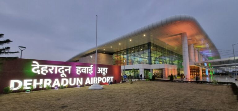 देहरादून एयरपोर्ट से हवाई यात्रा करने वाले यात्रियों के लिए खुशखबरी : एयरपोर्ट पर 13 जून से शुरू होंगे दो एयरोब्रिज