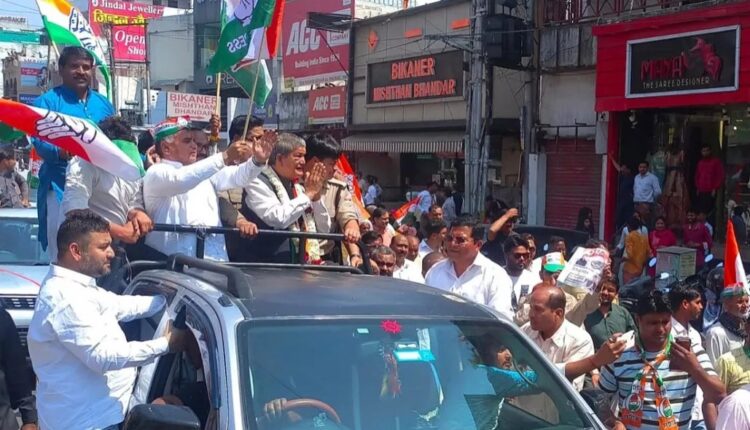 पूर्व मुख्यमंत्री हरीश रावत ने थामी बेटे वीरेंद्र रावत के प्रचार रथ की लगाम, पर दोस्त की चुनावी वैतरणी पार लगाने की भी चिंता