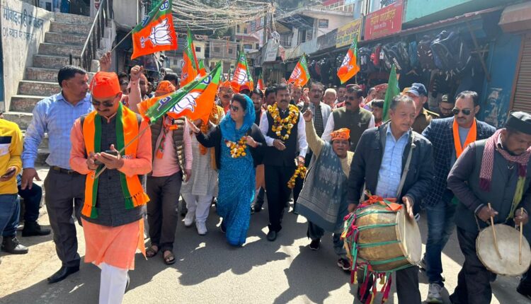 टिहरी लोकसभा की प्रत्याशी एवं सांसद माला राज्य लक्ष्मी शाह के द्वारा टिहरी जिले के कई स्थानों पर जनसंपर्क भ्रमण कार्यक्रम किया गया।