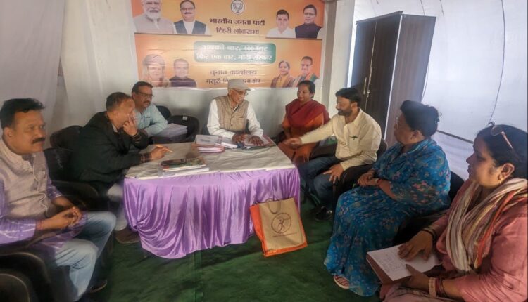 टिहरी लोकसभा सीट से बीजेपी प्रत्याशी महारानी माला राज्यलक्ष्मी शाह सालावाला स्थित मसूरी विधानसभा क्षेत्र के अस्थाई चुनाव कार्यालय पहुंची।