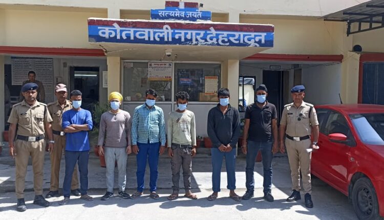 सार्वजनिक स्थान पर लडाई-झगडा कर लोक शान्ति भंग करने वाले अभियुक्तों को दून पुलिस ने सिखाया कानून का पाठ।