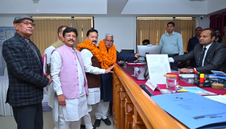 अल्मोड़ा में कांग्रेस प्रत्याशी प्रदीप टम्टा ने किया नामांकन, विधायक से लेकर मंत्री तक भी रहे मौजूद