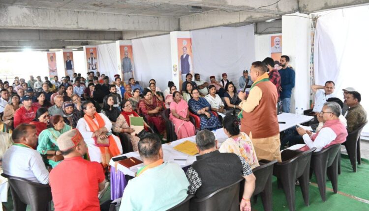 कैबिनेट मंत्री गणेश जोशी ने चुनाव कार्यालय में 06 अप्रैल को भारतीय जनता पार्टी के स्थापना दिवस के अवसर पर आयोजित होने वाले कार्यक्रम के संबंध में पार्टी कार्यकर्ताओं के साथ बैठक की।