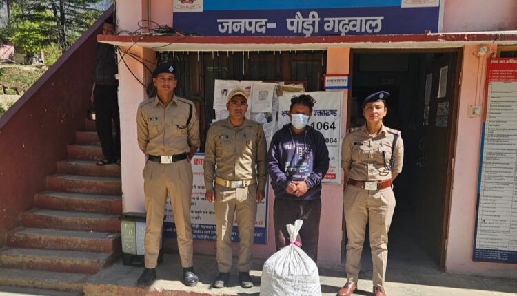 16 किलोग्राम अवैध गांजा और 70 ग्राम चरस के साथ पुलिस ने दो नशा तस्करों को किया गिरफ्तार
