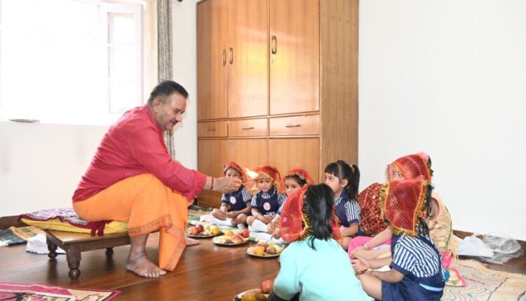 कैबिनेट मंत्री गणेश जोशी ने दुर्गा अष्टमी के अवसर पर की पूजा अर्चना शक्ति स्वरूपा कन्याओं का लिया आशीर्वाद।