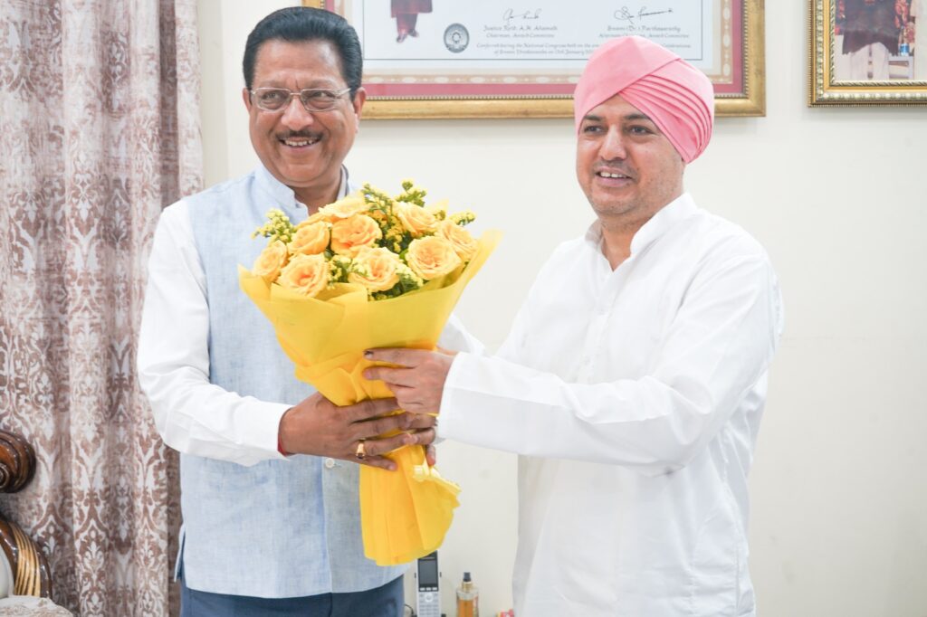 महंत श्री देवेंद्र दास जी को पुष्प गुच्छ भेंट कर सम्मानित करते प्रदेश कांग्रेस उपाध्यक्ष सूर्यकांत धस्माना