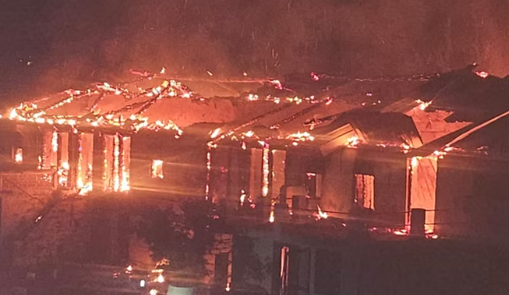 चंपावत के लड़ा गांव में बड़ा हादसा: 14 मकान व 3 जानवर जले, 2 घरों में सो रहे थे 4 लोग; 4 सिलिंडर फटने से और बढ़ी आग