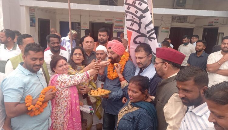 कांग्रेस अध्यक्ष करन माहरा के कार्यकाल के दो वर्ष पूर्ण होने के उपलक्ष्य में कांग्रेस भवन देहरादून में कार्यकर्ताओं द्वारा मिष्ठान वितरण किया गया और प्रदेश अध्यक्ष को बधाई दी गई।