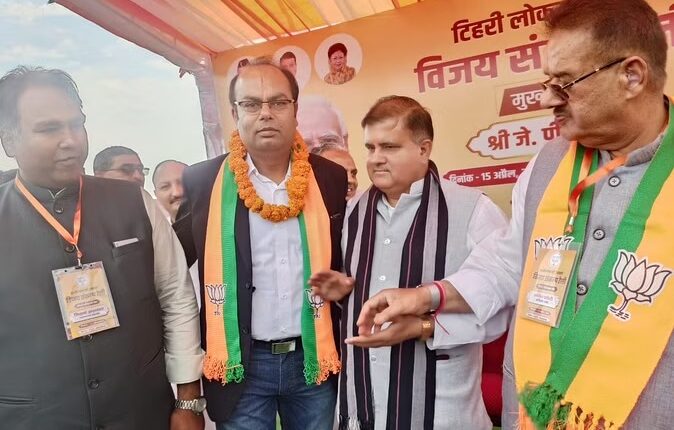 कांग्रेस छोड़ बीजेपी में शामिल हुए मसूरी ट्रेडर्स एसोसिएशन के अध्यक्ष, कई और लोगों ने ली सदस्यता