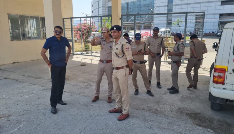 जिलाधिकारी देहरादून तथा एसएसपी देहरादून द्वारा महाराणा प्रताप स्पोर्ट्स स्टेडियम का निरीक्षण कर पोलिंग पार्टियों को रवाना करने हेतु की गई व्यवस्थाओं का लिया जायजा
