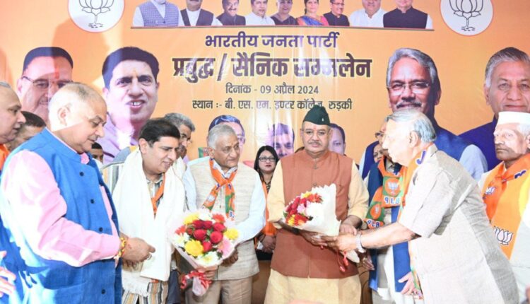 केंद्रीय राज्य मंत्री जनरल वीके सिंह और कैबिनेट मंत्री गणेश जोशी रुड़की में आयोजित प्रबुद्ध / सैनिक सम्मेलन में किया प्रतिभाग।