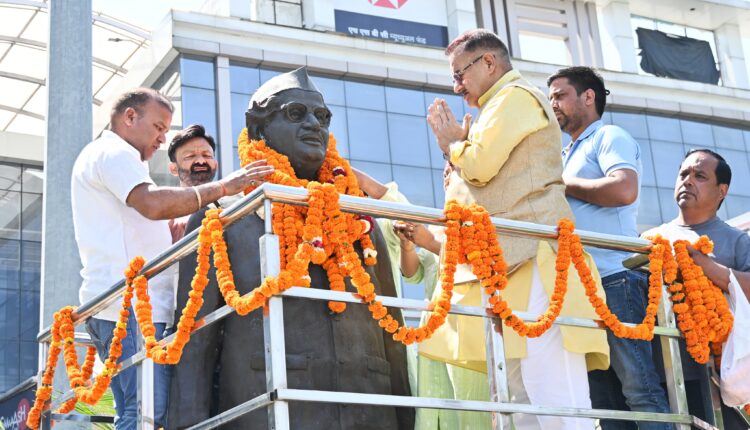 कैबिनेट मंत्री गणेश जोशी ने हिम पुत्र स्व.हेमवती नन्दन बहुगुणा की जयंती के अवसर पर घंटाघर स्थित उनकी मूर्ति पर माल्यार्पण कर उन्हें श्रद्धांजलि दी।