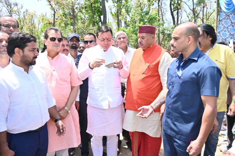 कैबिनेट मंत्री गणेश जोशी द्वारा मणिमाई मंदिर में आयोजित भंडारे में प्रसाद ग्रहण करते मुख्यमंत्री पुष्कर सिंह धामी और वित्त मंत्री प्रेम चंद्र अग्रवाल।