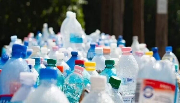 नैनीताल नगर के प्राणी उद्यान की तर्ज पर अब नैनापीक जाने वालों को प्लास्टिक की पानी की बोतल, चिप्स और प्लास्टिक के पैकेट ले जाने से पहले प्रवेश द्वार पर उनका शुल्क भी जमा करना होगा।