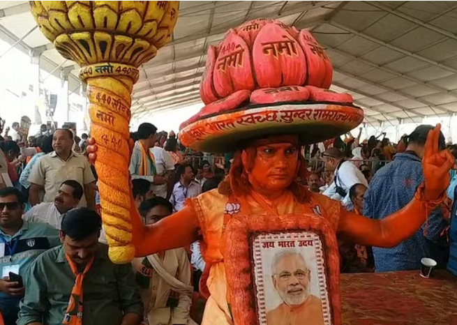 जब प्रधानमंत्री नरेंद्र मोदी की रैली में पहुंचा हनुमान, प्रधानमंत्री को बताया गरीबों के मसीहा
