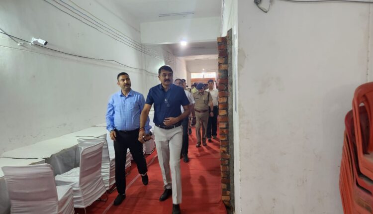 लोकसभा निर्वाचन के लिए बनाये गये स्ट्रांग रूम की सुरक्षा व्यवस्था का एसएसपी देहरादून ने लिया जायजा।