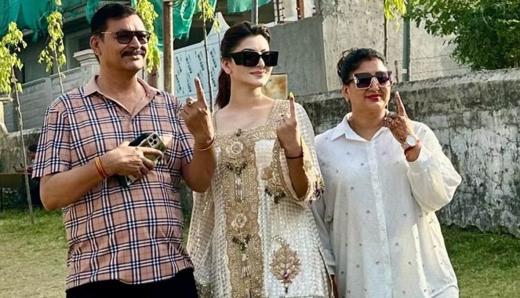 बॉलीवुड फिल्म अभिनेत्री उर्वशी रौतेला ने कोटद्वार के सिताबपुर स्थित अपने बूथ पर किया मतदान