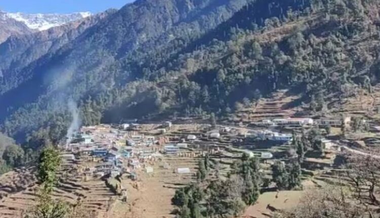 बेबस आंखें...खस्ताहाल सड़के दे रही है जख्म, मौत से जूझते रोगी पूछ रहे क्या कभी हमारे गांव तक भी सड़क पहुंचेगी।