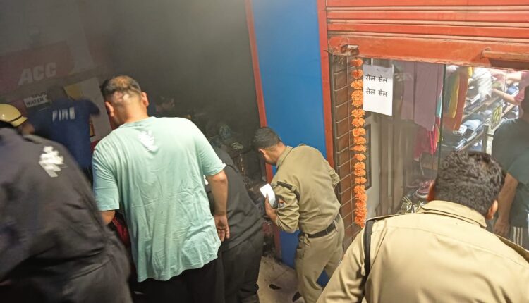 त्यूणी बाजार स्थित दुकान में लगी आग पर समय रहते दून पुलिस ने पाया काबू।