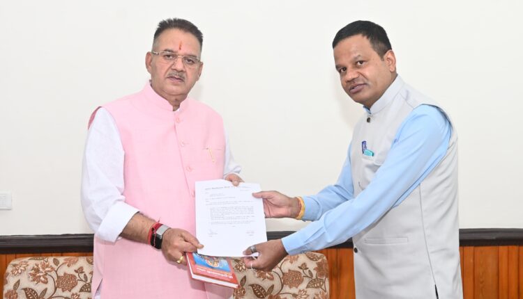 कैबिनेट मंत्री गणेश जोशी से मुलाकात करते कुमाऊँ विश्वविद्यालय शिक्षक सघं के अध्यक्ष ललित तिवारी