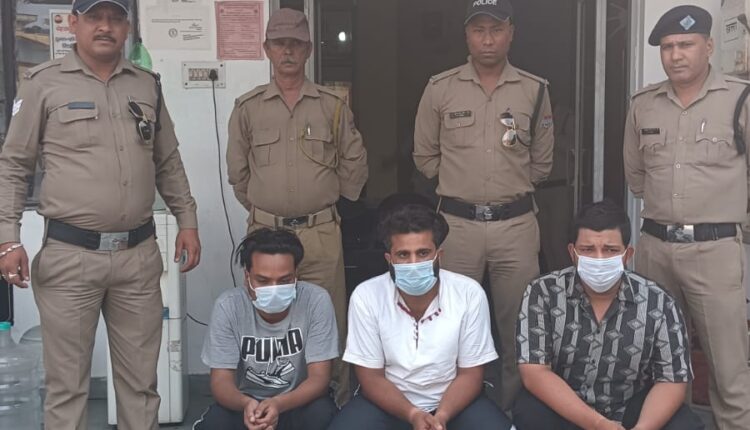 तमंचे के बल पर युवक के अपरहण का प्रयास करने वाले 03 अभियुक्तों को दून पुलिस ने किया गिरफ्तार, 01 विधिविवादित किशोर संरक्षण में