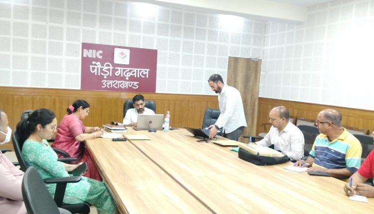 जिलाधिकारी ने स्वास्थ्य विभाग के अधिकारियों को दिए निर्देश