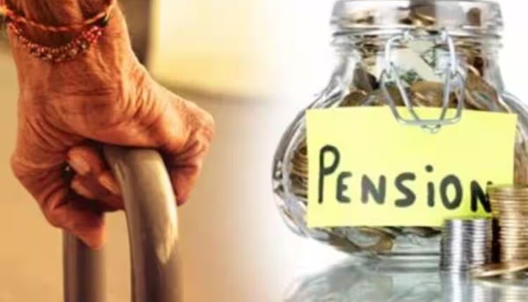 पेंशनधारक की मृत्यु पर उसके वैध उत्तराधिकारी को संबंधित कोषागार में इसकी सूचना अनिवार्य रूप से एक माह के भीतर देनी होगी