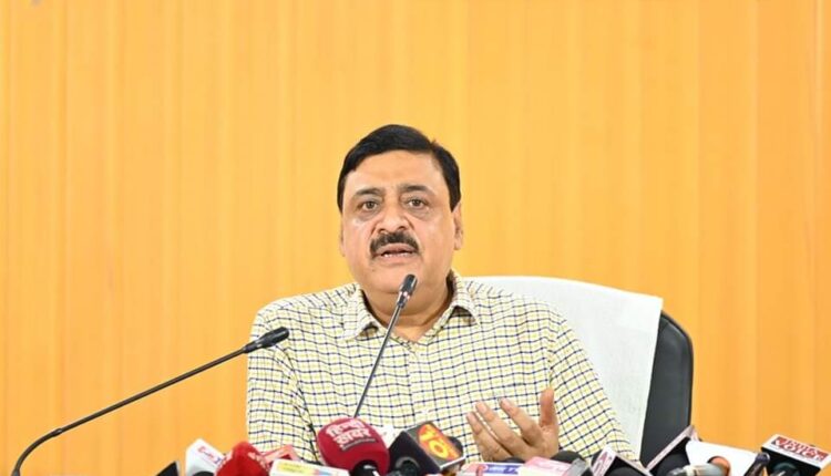 आयुक्त गढ़वाल विनय शंकर पाण्डेय ने सचिवालय स्थित मीडिया सेंटर में चारधाम यात्रा की विभिन्न व्यवस्थाओं के संबंध में प्रेस ब्रीफिंग करते हुए कहा कि मुख्यमंत्री चारधाम यात्रा की नियमित समीक्षा कर रहे हैं।