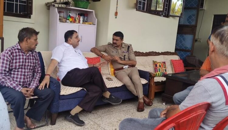 On the instructions of the Chief Minister of Uttarakhand, as his representative, MLA Raipur met the family members of deceased Deepak Badola, SSP Dehradun was also present.