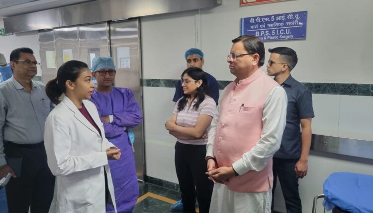 सीएम धामी ने दिल्ली के एम्स पहुंचकर जाना घायल वनकर्मियों का कुशलक्षेम