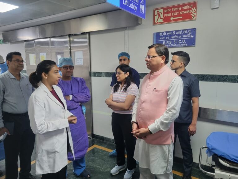 सीएम धामी ने दिल्ली के एम्स पहुंचकर जाना घायल वनकर्मियों का कुशलक्षेम