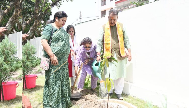 कृषि मंत्री गणेश जोशी ने विश्व पर्यावरण दिवस के अवसर पर वृक्षारोपण किया