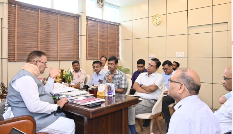 कृषि मंत्री गणेश जोशी ने कृषि विभाग के अधिकारियों के साथ विभागीय योजनाओं की समीक्षा की।