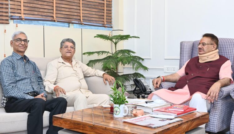 कैबिनेट मंत्री गणेश जोशी से शिष्टाचार भेंट करते अयोध्या (उ०प्र०) से विधायक वेद प्रकाश गुप्ता।