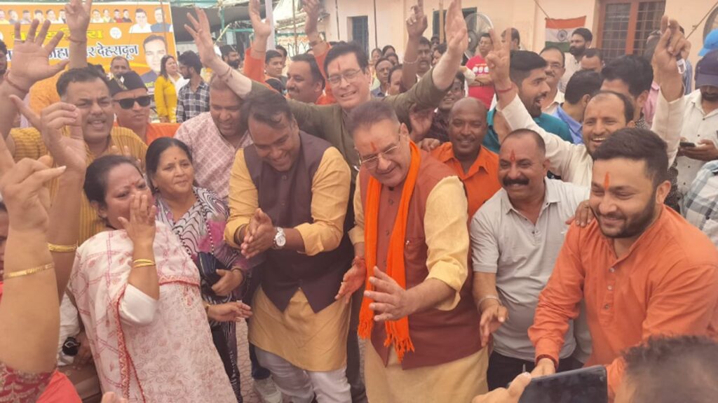 5 सीट पर बीजेपी आगे, जश्‍न शुरू ढोल की थाप पर थिरक रहे नेता, हवा में मिला गुलाल
