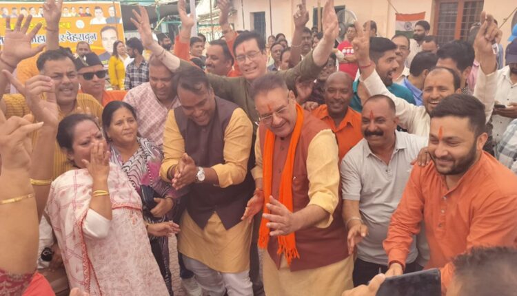 5 सीट पर बीजेपी आगे, जश्‍न शुरू ढोल की थाप पर थिरक रहे नेता, हवा में मिला गुलाल