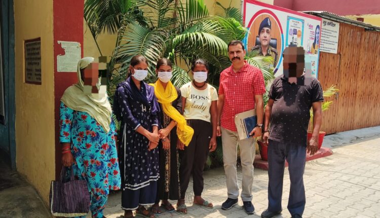 गुमशुदा 03 नाबालिग बालिकाओं को दून पुलिस ने दिल्ली पुलिस के सहयोग से दिल्ली से सकुशल बरामद कर किया परिजनों के सुपुर्द।