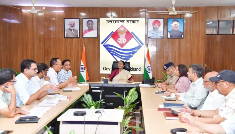 मुख्य सचिव राधा रतूड़ी ने दोपहिया वाहनों पर पीछे बैठने वालों के लिए हेलमेट पहनने और फॉर व्हीलर्स में सभी के लिए सीट बेल्ट पहनने के नियम को सख्ती से लागू करवाने के निर्देश दिए