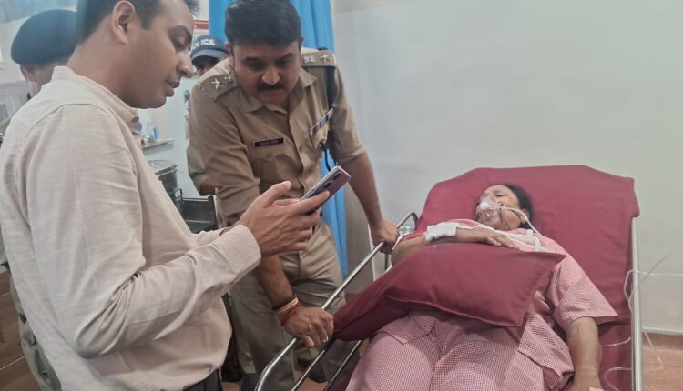 State SSP Ajay Singh met the injured woman constable and her family and assured them of help for better treatment.