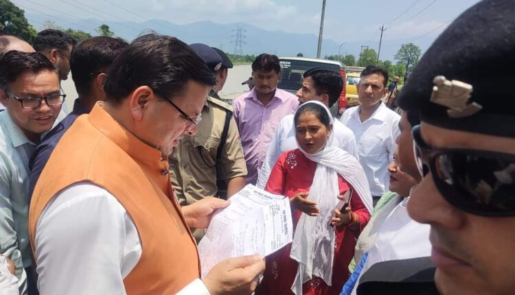 मुख्यमंत्री धामी ने चंपावत के टनकपुर और बनबसा के बाढ़ प्रभावित क्षेत्रों का स्थलीय व हवाई निरीक्षण कर बाढ़ प्रभावितों से मिले और उनकी समस्याएं भी सुनीं