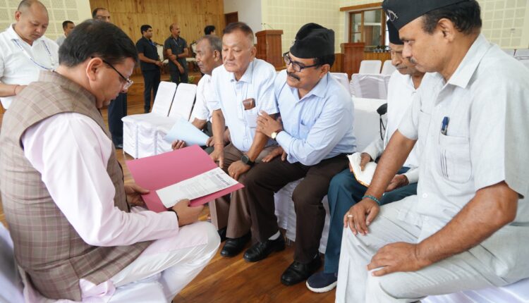 सीएम पुष्कर सिंह धामी ने सीएम आवास स्थित मुख्य सेवक सदन में प्रदेश के विभिन्न क्षेत्रों से आये लोगों की शिकायतों व समस्याओं को सुना