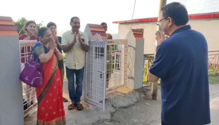 मुख्यमंत्री धामी ने अपने पौड़ी प्रवास के दौरान प्रातः दुकानदारों, छात्रों समेत स्थानीय लोगों से भेंट कर उनका कुशलक्षेम जाना व प्रदेश सरकार की नीतियों और संचालित विकास कार्यों पर उनकी प्रतिक्रिया व सुझाव लिए।