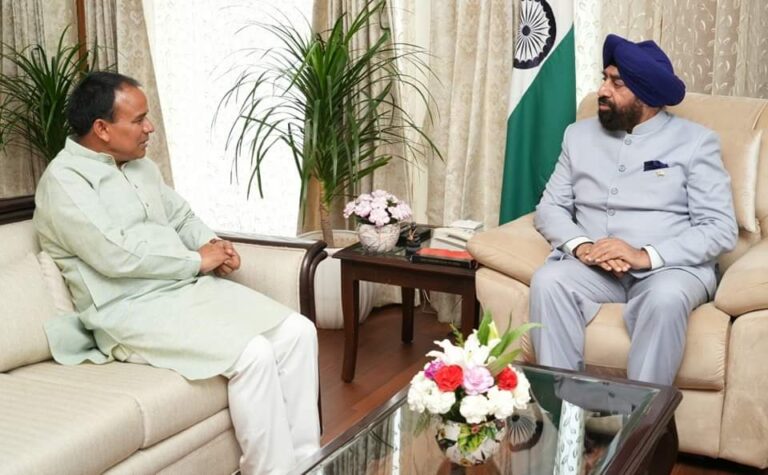 राज्यपाल लेफ्टिनेंट जनरल गुरमीत सिंह (से नि) से आज राजभवन में स्वास्थ्य मंत्री डॉ. धन सिंह रावत ने शिष्टाचार भेंट की
