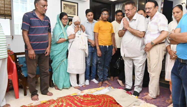 कैबिनेट मंत्री गणेश जोशी ने विधायक शैला रानी रावत के आकस्मिक निधन पर उनके आवास में पहुंचकर श्रृद्धांजलि अर्पित की ।