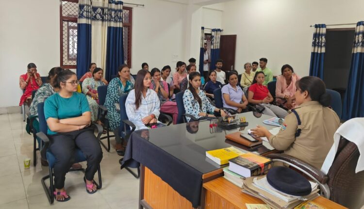 पुलिस ने चौपाल एवं गोष्ठी आयोजित कर नए कानूनों के प्रति आमजनमानस को किया जागरूक