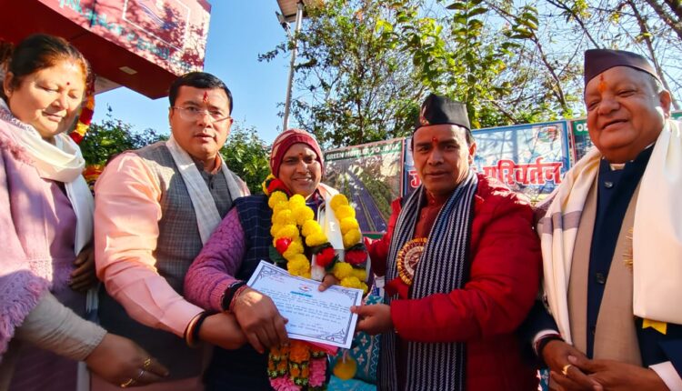 Adarsh ​​Vidyalaya Kapkot is a source of inspiration for basic education: Dr. Dhan Singh Rawat