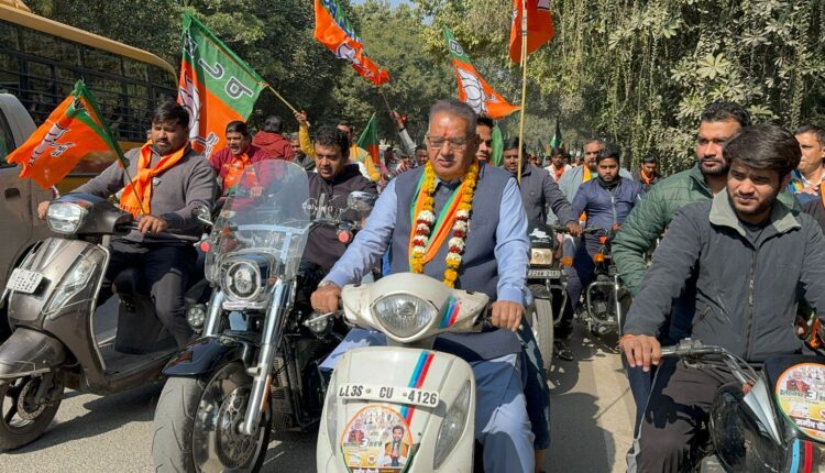 Cabinet Minister Ganesh Joshi campaigned in a huge rally organized in Okhla in support of Manish Chaudhary in Delhi Assembly elections.