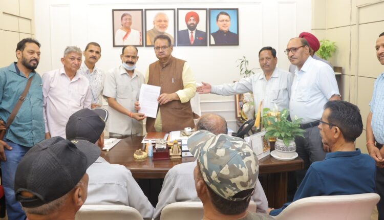 Ex-servicemen policemen met Sainik Welfare Minister Ganesh Joshi